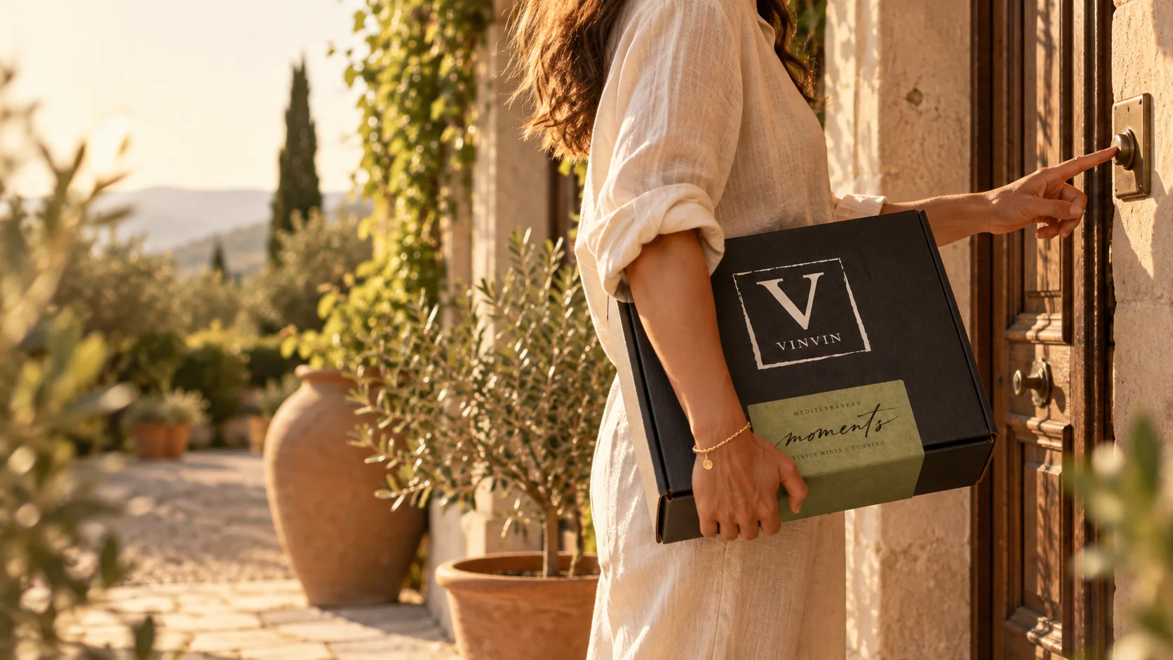 Persoon met een VINVIN wijn giftbox als zakelijke cadeaus